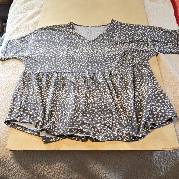 B2 New Mittoshop Charcol Ivory Animal Print  Top V-Neck Short Sleeve Stretchy - Picture 2 of 9